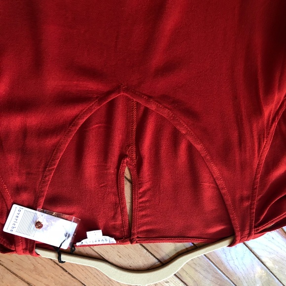 Rust Cold Shoulder Hi-Low Top NWT - Picture 3 of 4